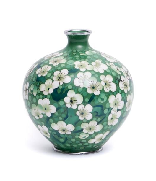 Vase émaillé de forme ronde et de couleur verte garni d'un décor blanc-vert figurant un abricot japonais (ume