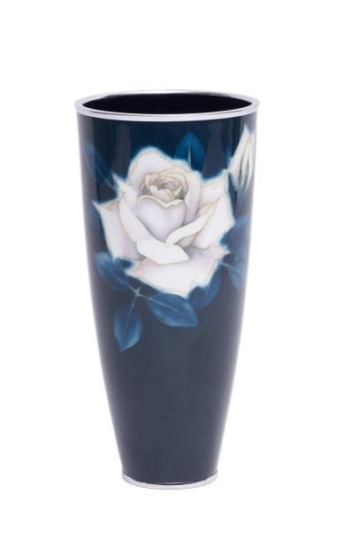 Vase émaillé vert foncé évasé vers l’encolure décoré d’une rose blanch