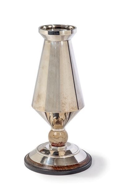 VASE en argent (950 millièmes) uni à corps tronconique se resserrant sur une boule de jaspe; sur un socle circulaire en boi