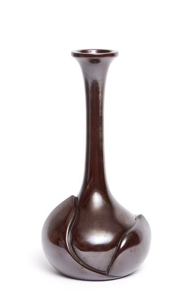 Vase en bronze à long col sur une panse stylisée en forme de bulb