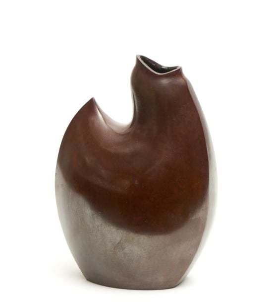 Vase en bronze à patine brillante et foncée dont la forme rappelle celle d'un coq stylis