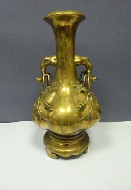 VASE EN BRONZE AUX PAMPRES DE VIGNE EN RELIEF