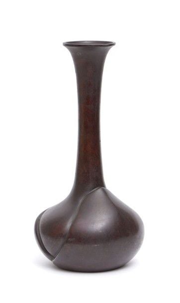 Vase en bronze avec un long col sur une panse stylisée en forme de bulb