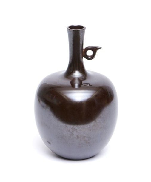 Vase en bronze brillant avec une anse en forme de pomm