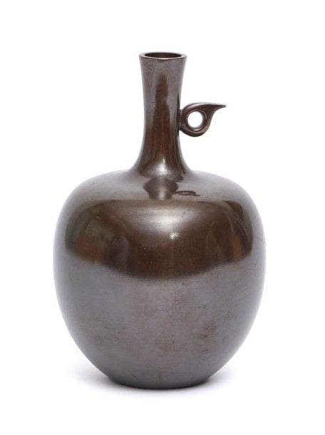 Vase en bronze brillant avec une anse en forme de pomm