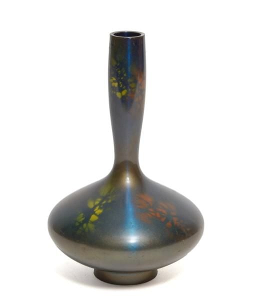 Vase en bronze brillant de couleur foncée au corps large et au col étroi