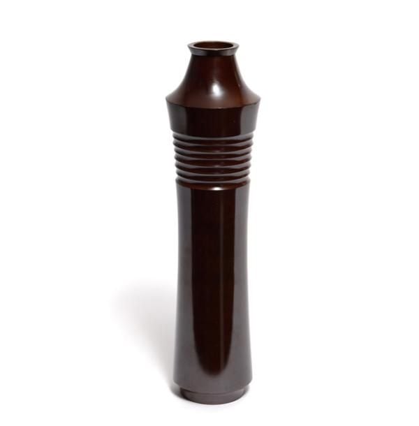 Vase en bronze brillant de couleur foncée décoré d'une frise à nervure