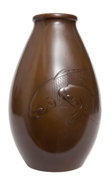 Vase en bronze brillant de couleur sombre orné d'un motif en relief figurant deux carpes ko