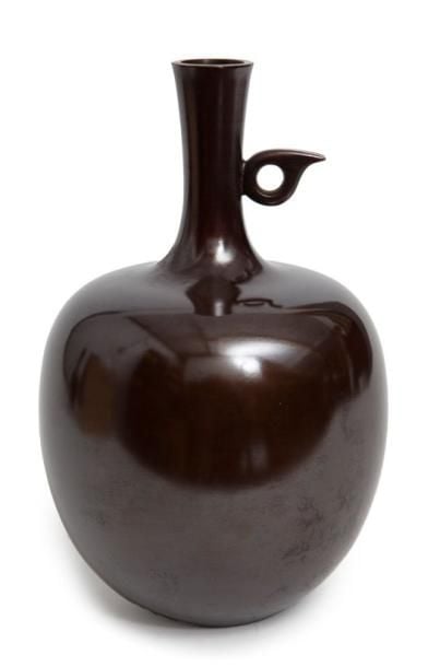 Vase en bronze brillant en forme de pomme muni d'une ans