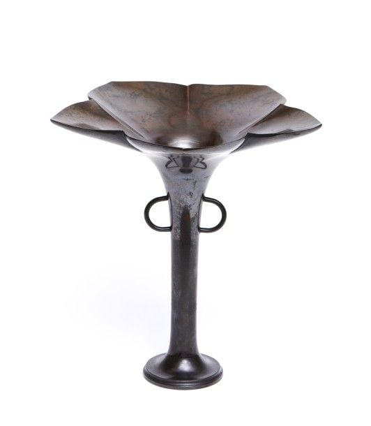 Vase en bronze campaniforme (kiky?) à l’apparence mouchetée de couleur marron-noi