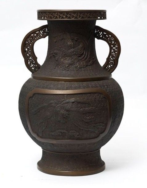 Vase en bronze chinois décoré de plusieurs phénix en relie