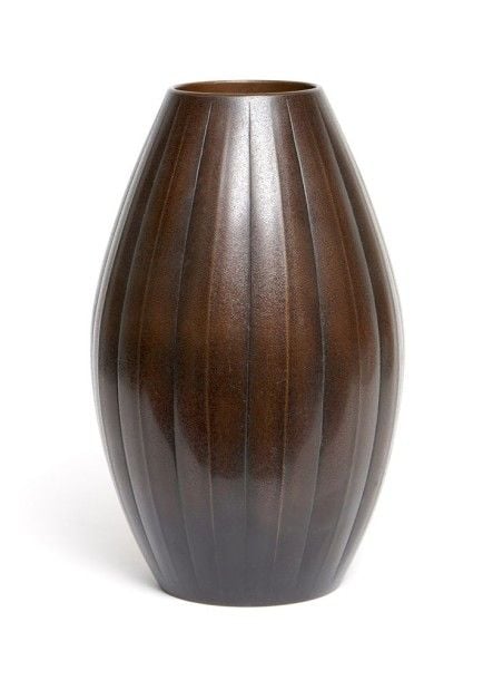 Vase en bronze de couleur foncé