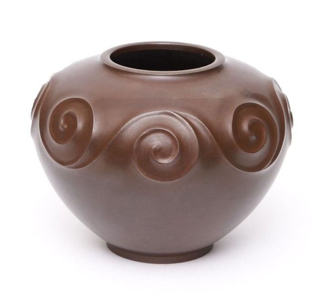 Vase en bronze de couleur foncée de forme ronde s'élargissant vers le hau