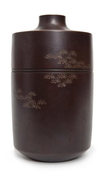 Vase en bronze de couleur foncée et de forme cylindriqu