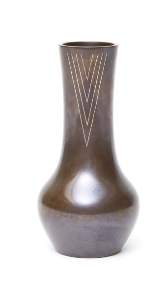 Vase en bronze de couleur foncée garni d'un motif géométrique composé d'incrustations d'un autre méta
