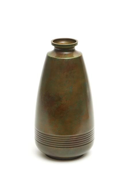 Vase en bronze de couleur marron et verte et de forme fuselé