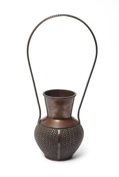 Vase en bronze de couleur marron foncé avec une anse droit