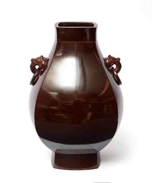 Vase en bronze de couleur rouge-marron foncé brillan