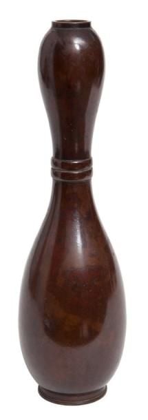 Vase en bronze de couleur sombre et brillante en forme de gourde et garni de deux anneaux vers le centr