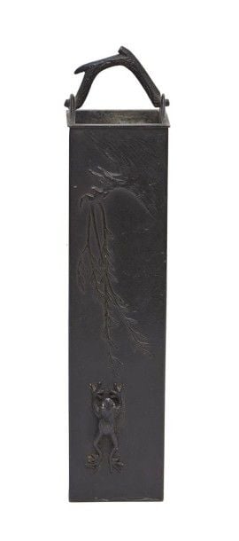 Vase en bronze de forme carré