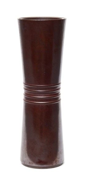 Vase en bronze de forme cylindrique à patine marron-roug