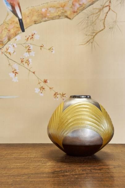 Vase en bronze de forme globulaire de couleur or et argen