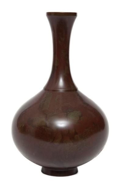 Vase en bronze de forme globulaire et au long co