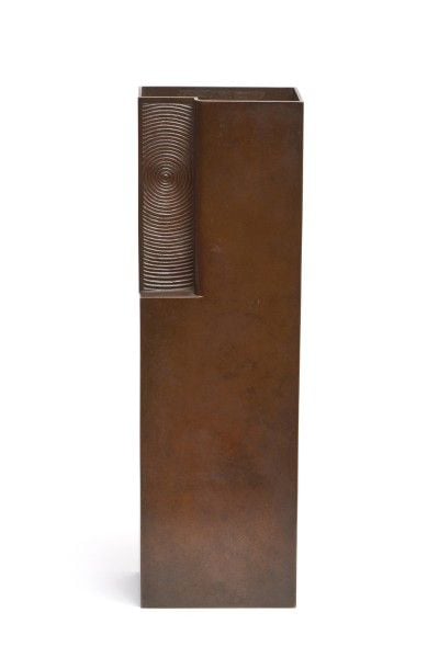 Vase en bronze de forme rectangulaire et de couleur foncée exécuté par Aida Tomiyasu (1901 – 1987