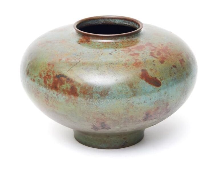 Vase en bronze de forme ronde et à patine marron-vert