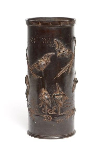 Vase en bronze de forme tubulaire et de couleur foncé