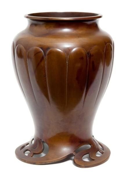 Vase en bronze décoré d'une fleur de chrysanthème en relief ainsi que de dessins tourbillonnants de style art-déc