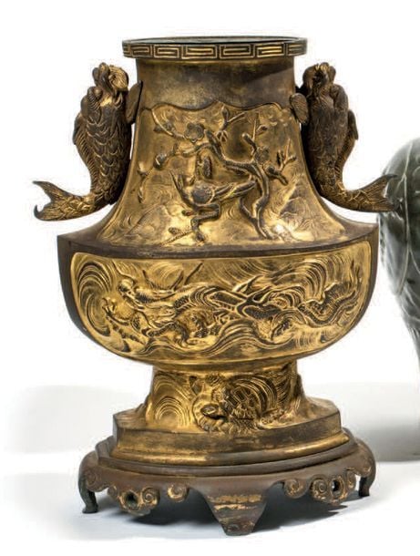 VASE en bronze doré à décor d'oiseaux branchés, dragon et tortue en trois registres, piétement quadripode; anses en forme de poissons chat