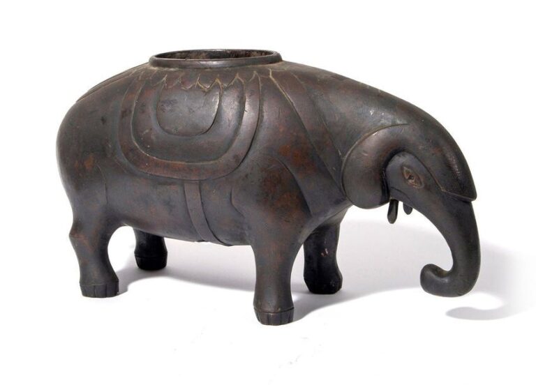 Vase en bronze en forme d'éléphant caparaçonn