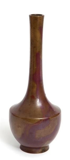 Vase en bronze en forme de «col de grue», tacheté de rouge fonc