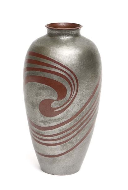 Vase en bronze martelé à la patine argentée avec un motif de spirales rouges par Gyokusend