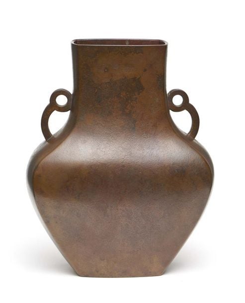 Vase en bronze moulé de couleur foncée et de forme plate et rectangulaire avec des anses par Kat? Tatsu
