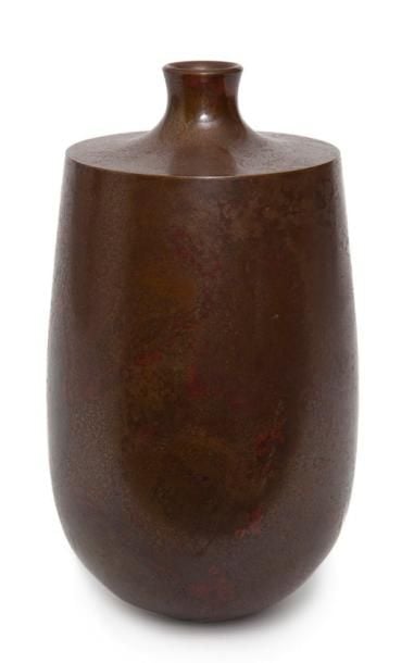 Vase en bronze patiné de couleur marron fonc