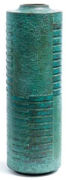 Vase en bronze patiné de couleur verte et de forme cylindriqu