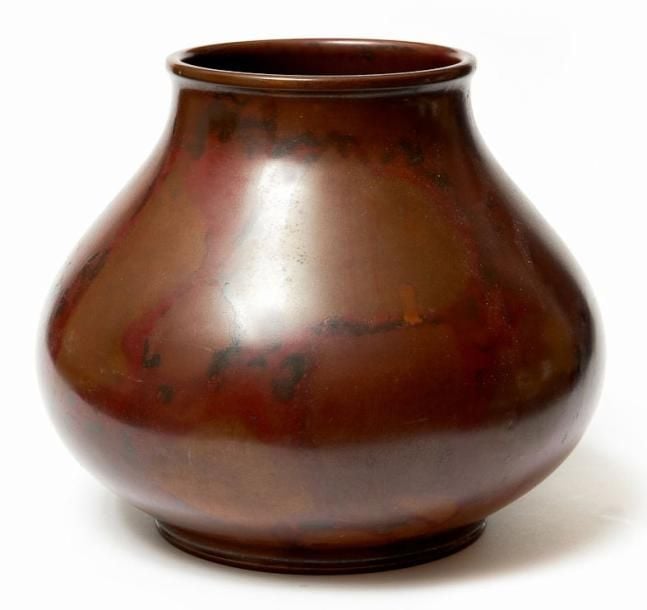 Vase en bronze patine marron foncè