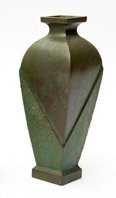 Vase, en bronze patine verte, de forme carrèe avec une ouverture en forme de losang