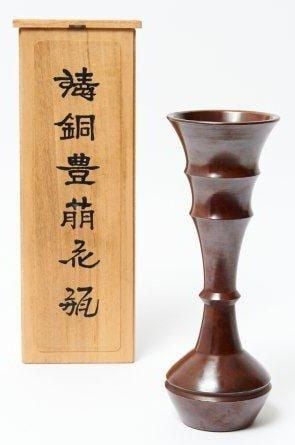 Vase en bronze pour arrangement de fleurs ikebana en forme de cal