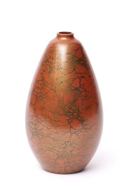 Vase en bronze pratiquement conique garni d'une patine rouge-doré