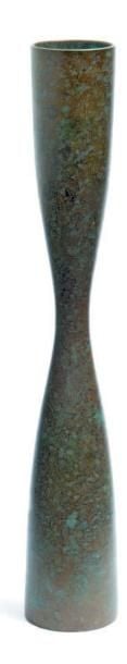 Vase en bronze vert foncé en forme de pilon (kine) par Fujii Soki (1940