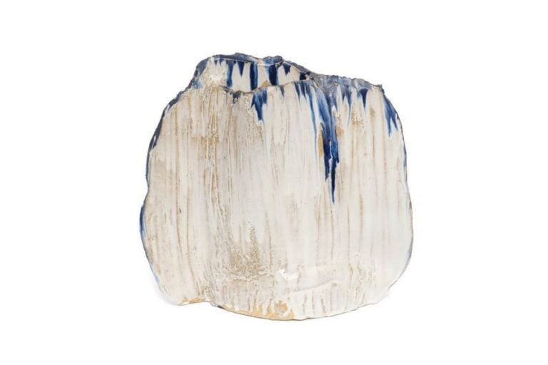VASE EN CERAMIQUE BLANCHE ET BLEUE