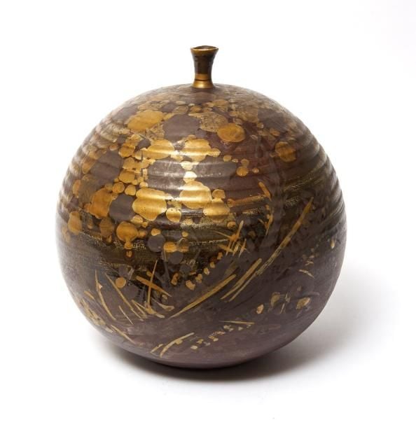 Vase en céramique de forme globulaire à l'ouverture très étroit