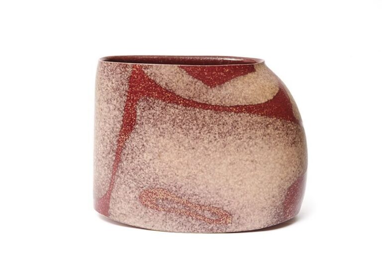 Vase en céramique de forme presque ovale décoré d'un motif abstrait communément appelé «han» (flottant) de couleur rouge sur un fond rose-foncé mouchet