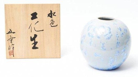 Vase en céramique garni d'une glaçure bleue pâle (mizu-iro