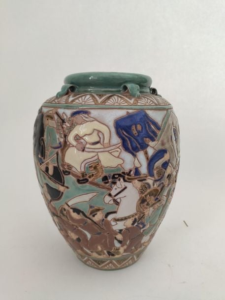VASE EN CÉRAMIQUE POLYCHROME DE BIEN HOA, à décor d'une scène de guerr