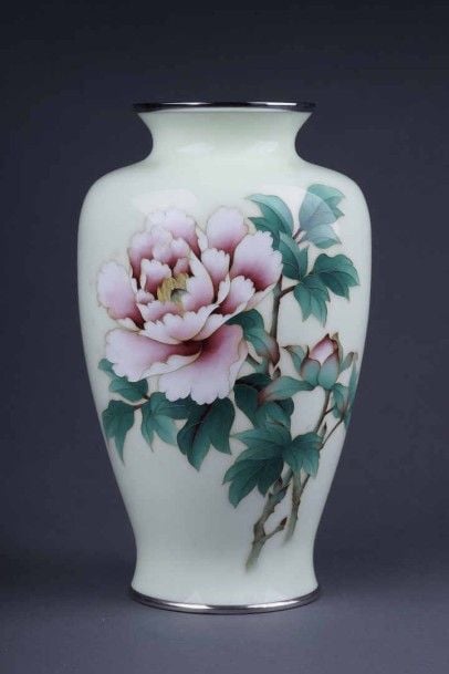 VASE EN CLOISONNE A DECOR FLORAL SIGNE ANDO JUBEI Japon, Ere Taisho Monture d'argen