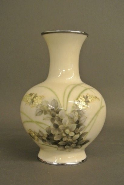 VASE en cloisonné de couleur blanc-crème aux bords argenté
